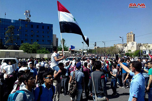 Gran concentración siria en la emblemática plaza Omeya en Damasco
